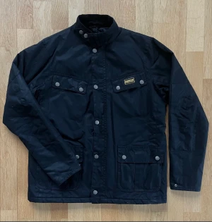 BARBOUR - Barbour jacka.  XXL i barnstorlek -  Ungefär som en XS