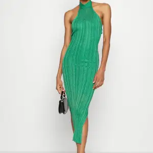 Grön halterneck klänning från Gina tricot. Aldrig använd fint skick. Lite lösa trådar baktill där man knäpper. 