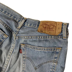 Levi’s 501 jeans  - Supersnygga jeans som jag köpte second hand men säljer för att det var fel storlek. Inga defekter, gissar att dom är vintage. Det är herrstorlek men sitter lika snyggt på tjejer ❤️‍🔥❤️‍🔥  Mått: 84 cm midja, 81 cm innerbensmått 