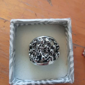 Skitsnygg döskalle ring i sliver - Piss snygg döskalle ring i silver, säljs för att den e pissstor asså typ man storlek