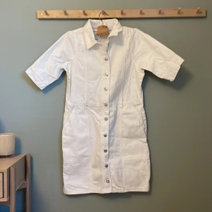 Jeansklänning - Vit jeansklänning från na-kd. Endast använd en gång☺️