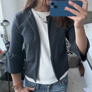 Kappa!  - Så najs prickig trekvartsärmad jacka! Perfekt till våren☀️☀️