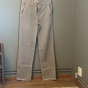 Gröna chinos - Gröna chinos från zara. I gott skick☺️