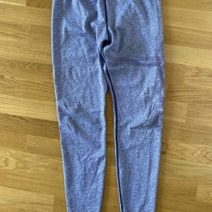 Träningstights AIM’N - Använda men i gott skick, resåren i midjan lite veckad men inget som förstör funktionen.