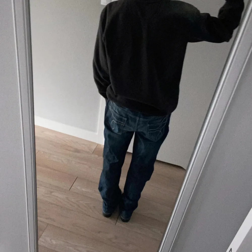 Snygga jeans med cool washed färg och najs passform. Inga defekter. Skriv till mig ifall du vill ha fler bilder eller mått. W34 L33 ish men midjemåttet spelar ingen roll för de sitter snyggt med bällte. Jeans & Byxor.