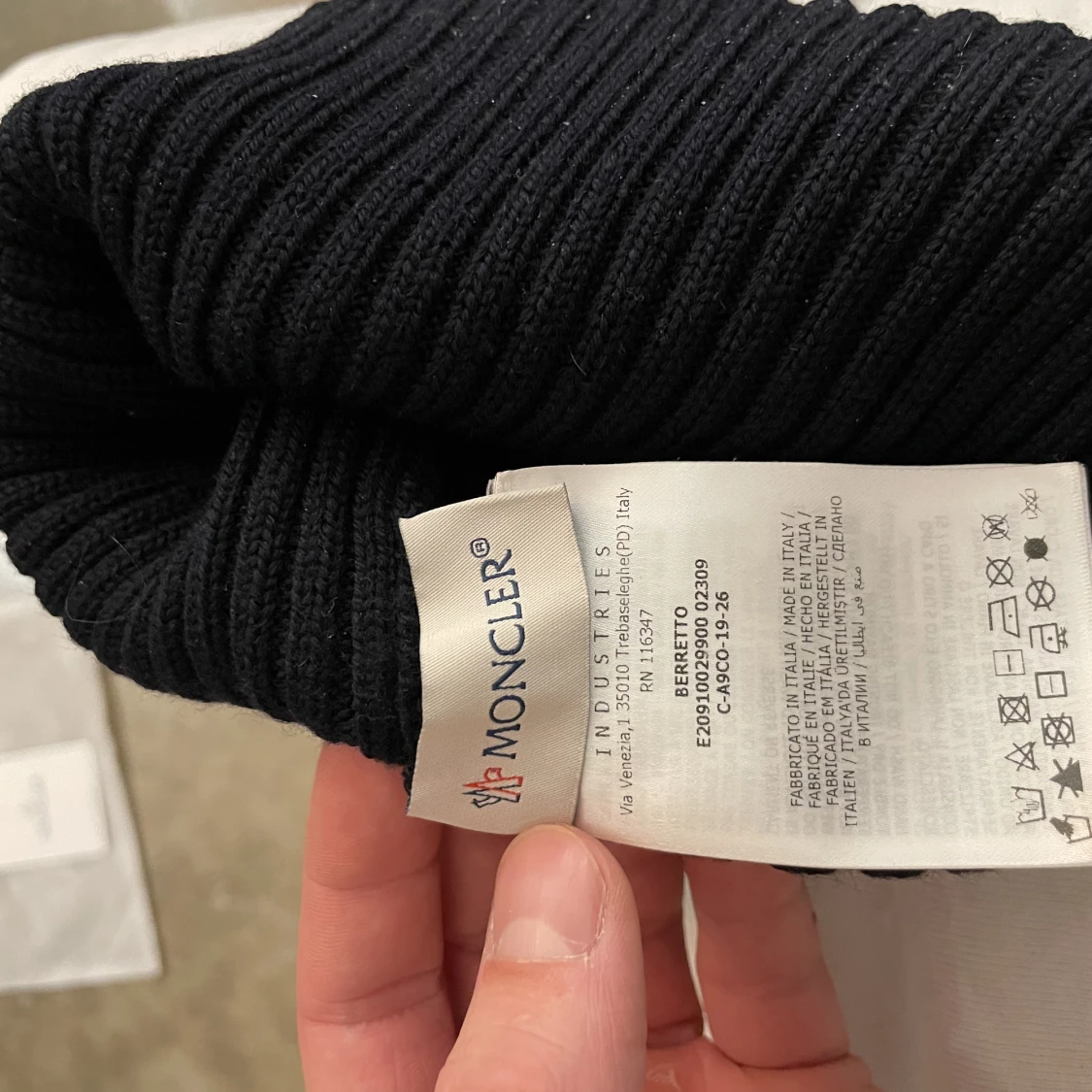 Moncler mössa  - 90