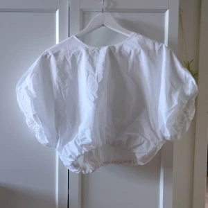 Croppad topp - Croppad topp från chiquelle Storlek M Mitt pris: 100kr