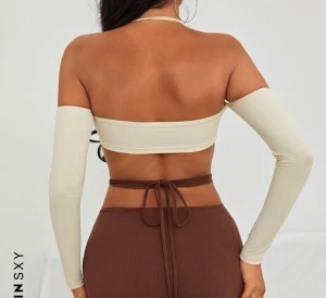 Sexig topp för utekväll! - Super fin topp från shein. Säljer den då det inte kommer till användning. Köpt för 69kr men säljer för 50kr.