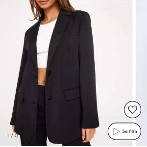 Oversized kavaj med axelvadd från Nelly. Storlek 38, använd 1 gång ☺️ (Orginal pris 599 kr) Finns en till annons upp med gratis frakt 💕