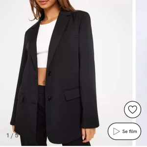 Oversized kavaj från Nelly - Oversized kavaj med axelvadd från Nelly. Storlek 38, använd 1 gång ☺️ (Orginal pris 599 kr) Finns en till annons upp med gratis frakt 💕