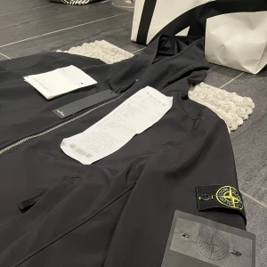 Stone Island Soft Shell-R Jacka - Snygg och clean Stone Island skal/vindjacka.     Väldigt bra skick - inga defekter          Kvitto samt QR-kod finns.       Köpt på NK      Strl: M 