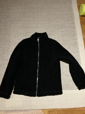 HM pilejacka - HM pilejacka  Tunnare  teddyjacka! Superskön som är sparsamt använd.