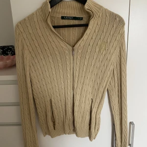 Ralph Lauren tröja - Säljer min nästan oanvända Ralph Lauren kofta. Köptes för cirka ett år sen och nypriset var 1500 kr. I utmärkt skick. Skriv för bilder hur den ser ut på. 🌸