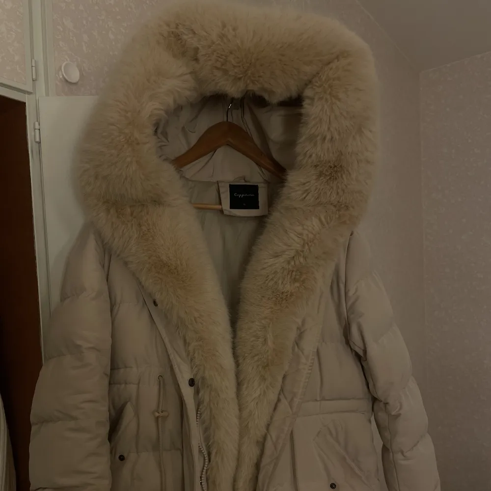 Har använt jackan 2ggr och tror ej det är äkta päls. Säljer den då jag inte gillar pälsjackor längre. Man kan ta av pälsen vid armarna och pälsen runt som dragkedjan samt luvan. Jackan är i bra skick men lite smutsig och behöver tvättas (vilket jag löser). Takit.
