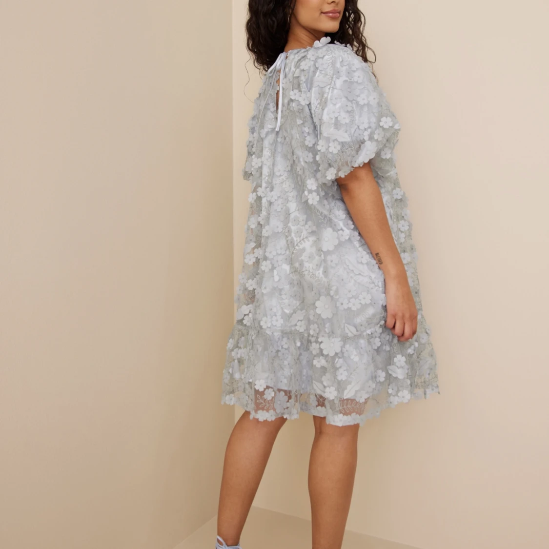 Ljusblå klänning med blommor - 1