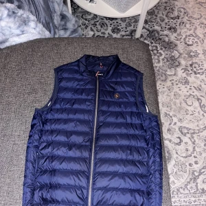 Fin väst el ganso - El ganso väst strl 158-164 gott skick