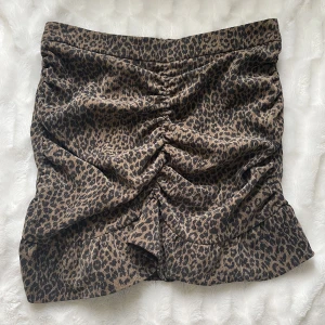 Kjol - Jag säljer denna fina kjol som även kan användas som topp 😃plagget är i ett mycket bra skick och använts ett fåtal gånger. Kjolen är i storlek L men passar även för de som har storlek M. 💞 frakten står köparen för