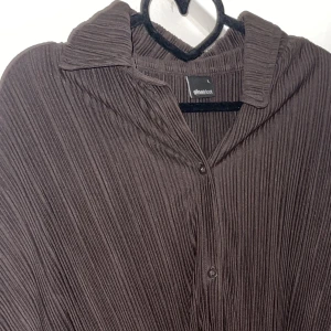Brun skjorta  - Säljer denna fina bruna oversized skjorta från Gina Tricot som är slut på hemsidan (köparen står för frakt)💕