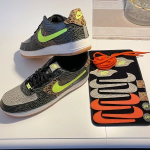 Nike Air Force 1/1 Animal Print - Skorna är sprillans nya och kommer med ett patch kit så att du kan anpassa skon efter din smak! Perfekt för dig som samlar på unika sneakers som är svårt att få tag på igen! Art nr på StockX: DM5329-200 SÄLJA UTAN SKOLÅDA 