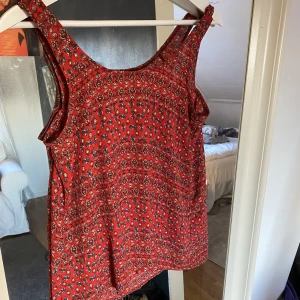 ✨❤️ - Sött sommarlinne, lite lösa trådar längs axelbanden annars bra skick✨✨