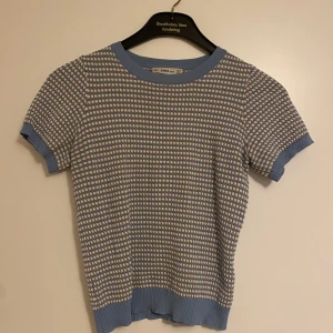 Zara topp - En väldigt stretchig t shirt från Zara. Gammal modell som inte längre säljs, varsamt använd! Den är smått utstretchad därför passar den över S😊