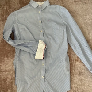 Tommy hilfiger  - Säljer denna super fina skjorta ifrån Tommy hilfiger. Aldrig använd. Köpt för väldigt längesen köptes för ca 1000kr. 