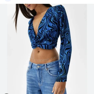 Chemisier manches longues croise imprime  - Svart blå mönstrad croppad tröja. Aldrig använt och prislapparna är kvar! (Nypris 249kr) Köparen står för frakt🤍 (Ps liten i storleken)