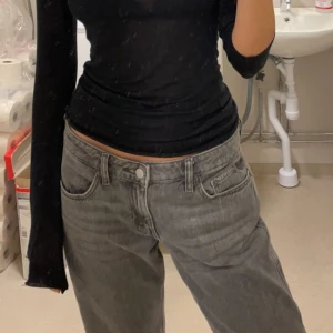 Arrow jeans - Säljer nästintill oanvända arrow low jeans från weekday i färgen comet grey (slutsålda). Lågmidjade💞