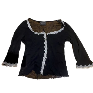 Svart genomskinlig spets kofta - BUD PÅ 150 kr. Superfin! Storlek S, funkar för xs-m då den är stretchig. Materialet är lite genomskinligt mesh liknande. Köpt secondhand i spanien i somras💓 obs: inga vita fläckar på bilden utan det är smuts/damm