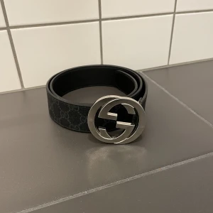 Gucci bälte  - Gucci Supreme Belt G Buckle Svart Storlek: 90  Skick: 8/10 (endast lite repor på buckle) Retail: 4500kr Mitt pris 2399kr Skriv vid frågor eller fler bilder😃