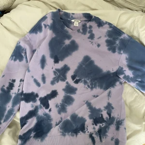 Sweatshirt  - En super cool tröja från monki 