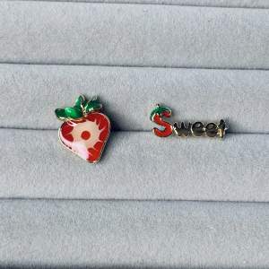 (15kr frakt) Jätte söta jordgubbsörhängen! Helt nya och oanvända. Själva nålarna är gjorda av äkta silver. Den lilla rosa påsen kommer med också. Vill du köpa flera av örhängena jag lagt ut kan du få rabatt😁💗