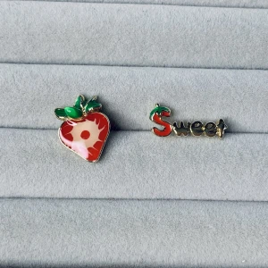 Örhängen - (15kr frakt) Jätte söta jordgubbsörhängen! Helt nya och oanvända. Själva nålarna är gjorda av äkta silver. Den lilla rosa påsen kommer med också. Vill du köpa flera av örhängena jag lagt ut kan du få rabatt😁💗