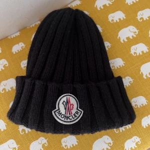 Moncler mössa - Bra skick men kommer inte till användning 