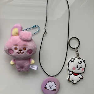 Bt21 - Bt21, alla äkta 1 cooky mjuk keychain  1 Rj keychain +halsband Har inte haft dem så länge och alla är som nya:) hör av dig om du har frågor eller är intresserad<3