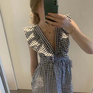 Klänning - Säljer denna fina volangklänningen från NA-KD som inte längre finns kvar. prislapp kvar. 250 +frakt💘
