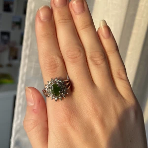 Ring - Säljer denna fina ring som tyvärr är lite för stor för mig! Köparen betalar för frakten och katt finns i hem 🏠 