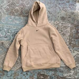 Säljer min nike vintage hoodie i beige liknande färg. Riktigt skön material och tjock. 10/10 Skick!