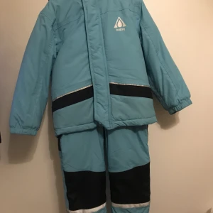 Barn täckbyxor & jacka  - Storlek 110 lite använd (2 ggr) vinterkläder 