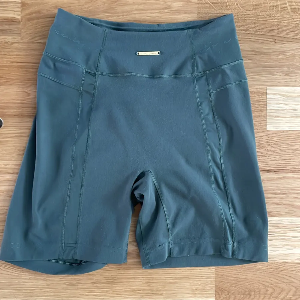 Limited edition kollektionen Gymshark x Whitney mesh shorts i färgen Eucalyptus. Använda 1 gång, tvättade 1 gång, mycket fint skick. Slutsålda på hemsidan. 🔥. Jeans & Byxor.