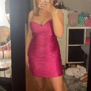 Säljer denna fina rosa klänning, tjejen på bilden är 155 cm och har storlek S/M. Den är köpt på en nerlagd hemsida vilket gör den finare då det bara finns få av den
