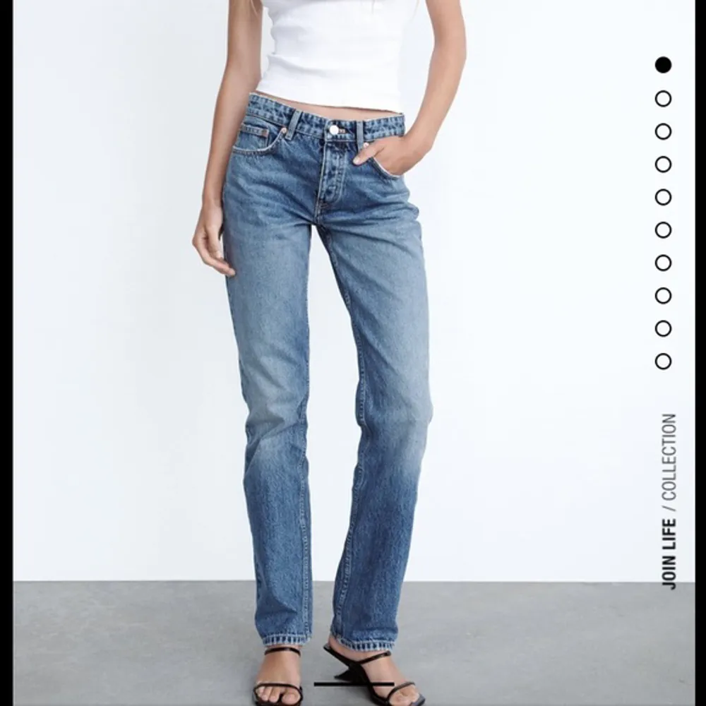 Säljer dessa jeansen som inte har kommit till användning💞 Helt nya, passar mig som har storlek 38 i byxor❤️‍🔥. Jeans & Byxor.