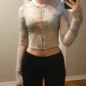 Blå mesh tröja - Blå meshtröja från monki Knappt använd