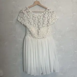Säljer min vitta klänning från DM STOLEK 12