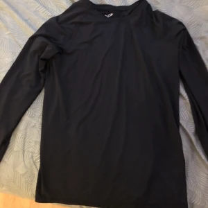 Träning tröja  - Skön att ha på sig. Aldrig använt kostade 250 från början  Skickas. Som brev  Du kan själv lägga ett budgetförslag 