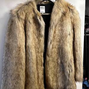 Pälsjacka - As snygg pälsjacka, kommer tyvärr inte till användning då jag har för många andra. (Fuskpäls!!)