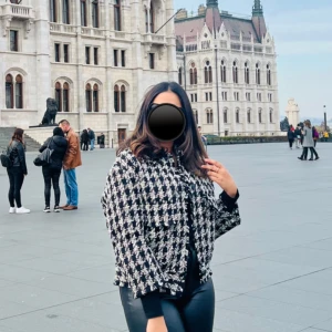 Jacka - En perfekt vårjacka med fickor från H&M. Endast använd 1 gång. 