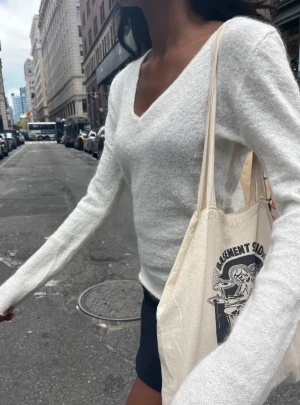 Brandy melville stickad tröja - Säljer denna stickade knapp andvändt tröja från brandy Melville då den tyvärr inte kommer till andvändning 