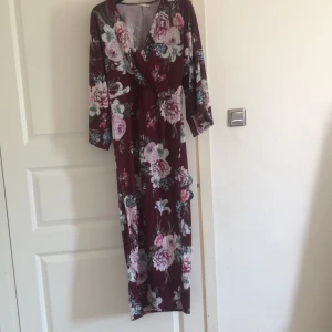 NLY trend klänning - Mycket fin sommarklänning Öppen slits men underkjol kort under  Ny skick