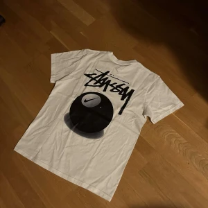Stussy x Nike tee - Sjukt fet Stussy tröja perfekt till våren/sommaren. Perfekt passform. 